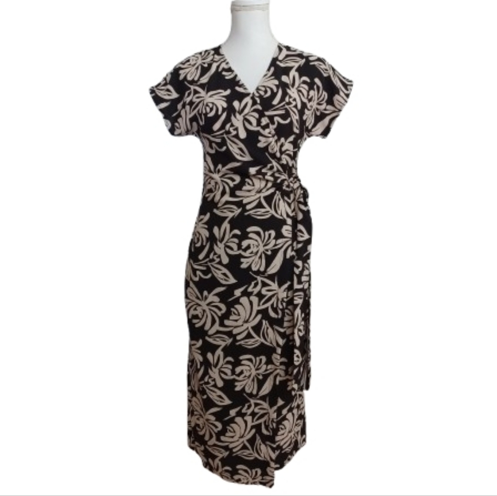 JOIE DE VIVRE Chic Short Sleeve V-neck Black and Cream Floral Midi Wrap Dress